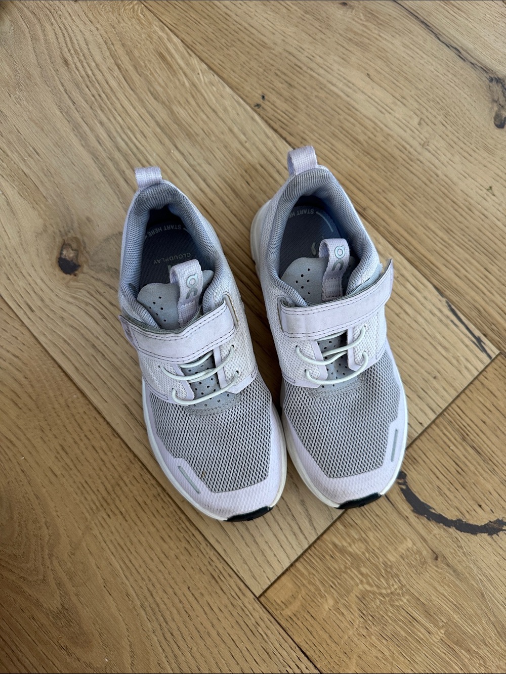 On cloud on running Kids Lightweight Athletic Sneakers - Light Gray k13